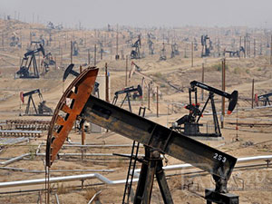 Переизбыток добычи нефти обваливает цены