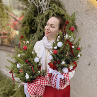 Настольная декоративная елочка в горшке — идеальный акцент для вашего праздничного интерьера!